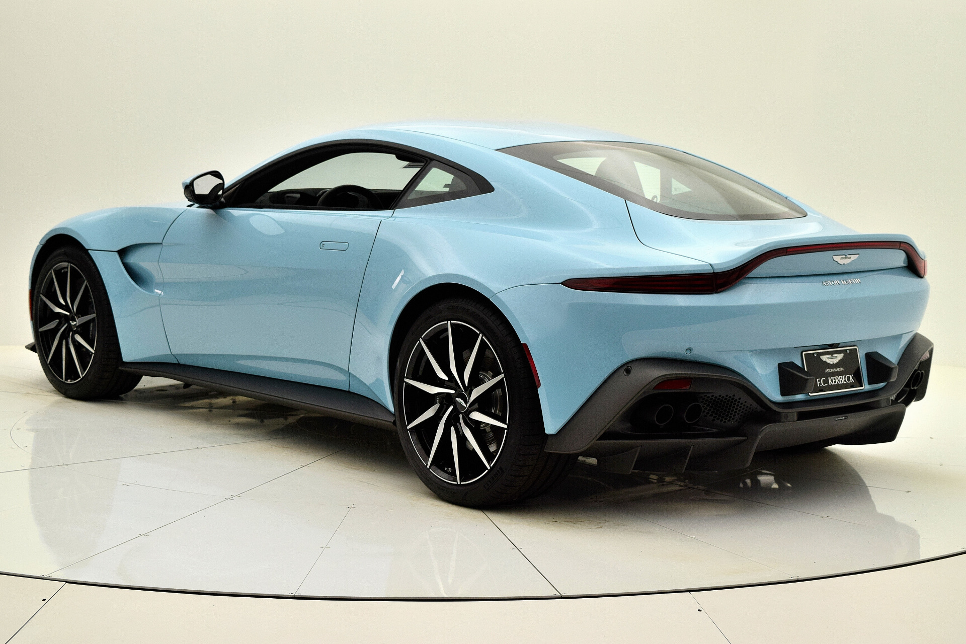 Популярные новинки 2020. Aston Martin Vantage 2020. Астон Мартин Vantage 2020. Aston Martin Vantage Coupe 2020. Астон Мартин Вантедж 2020.