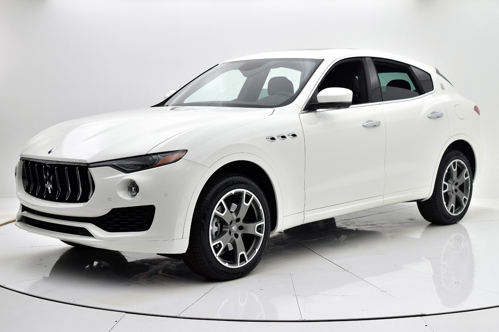 Maserati Levante белая