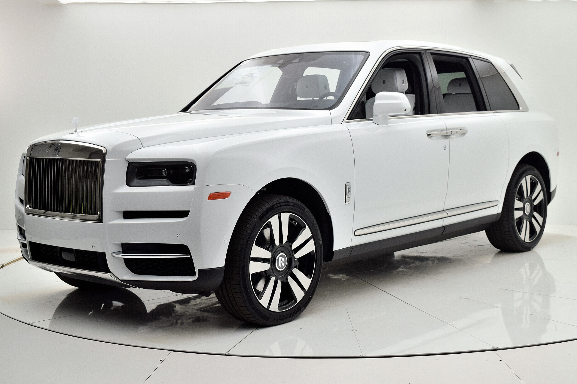 Rolls royce cullinan фото