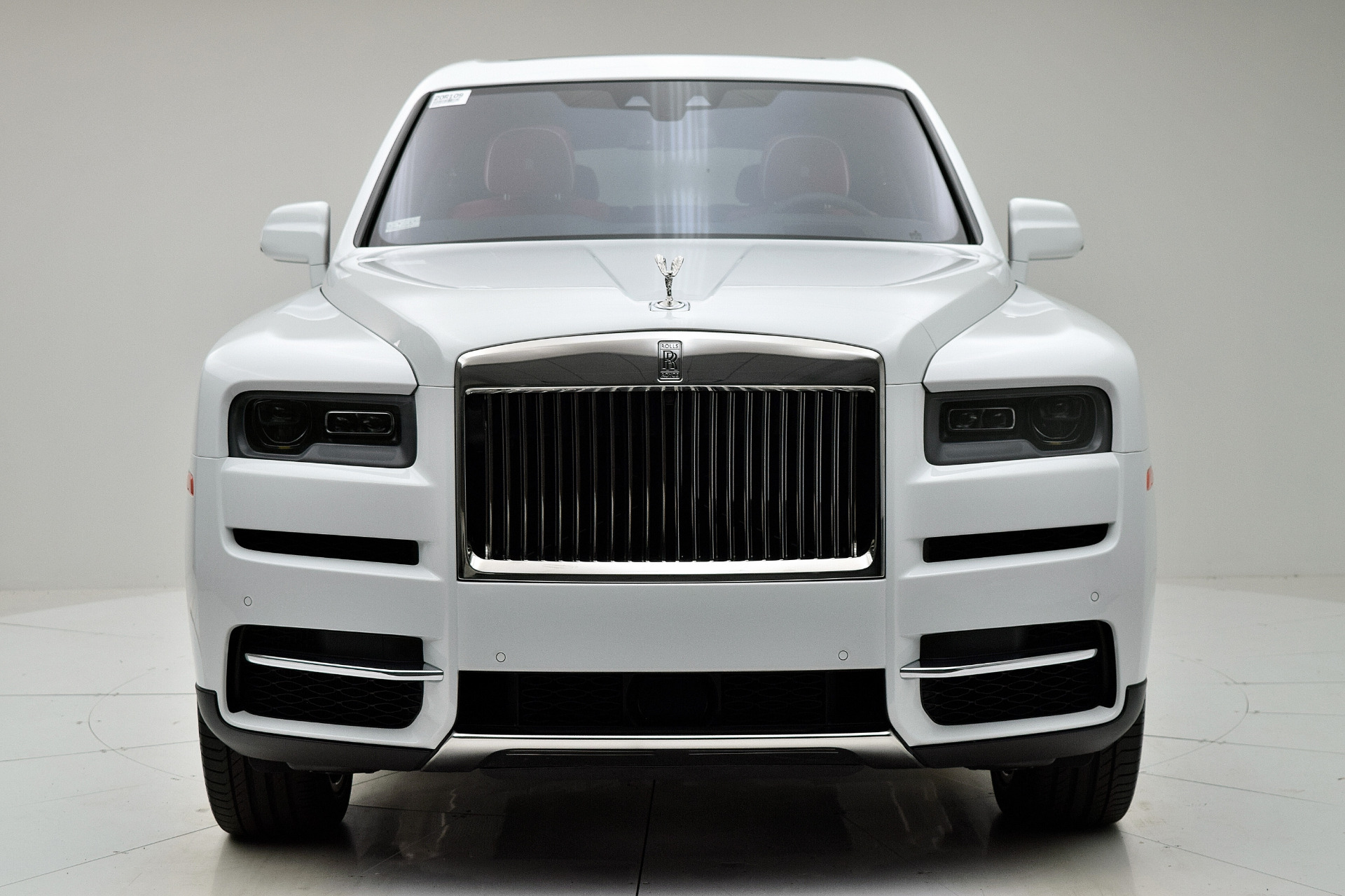 Rolls Royce Cullinan белый